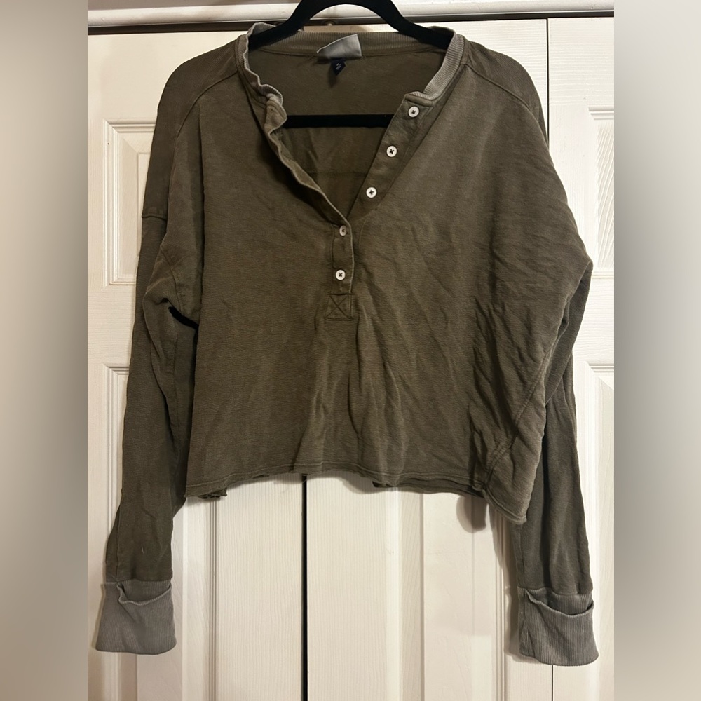Adorable olive green cropped long sleeve